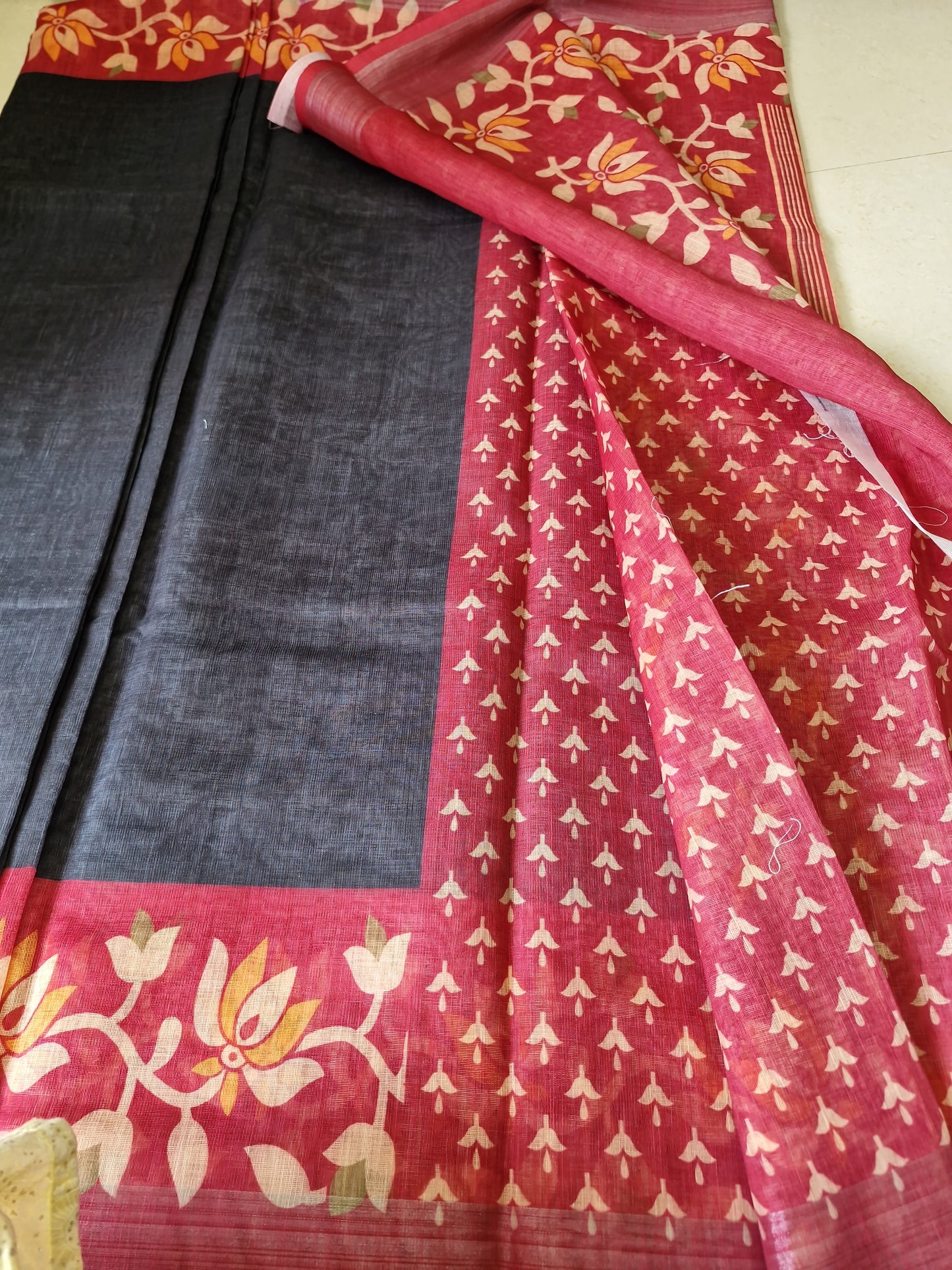 Vritika - Premium Linen Saree